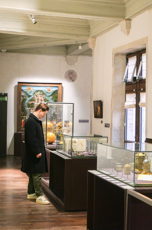 Deux personnes en visites au Musée du Temps